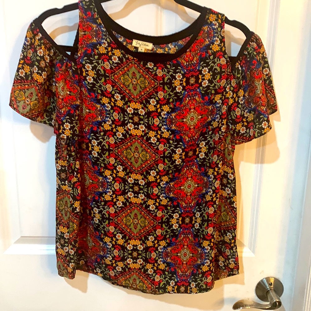 Shoulder-less flower top